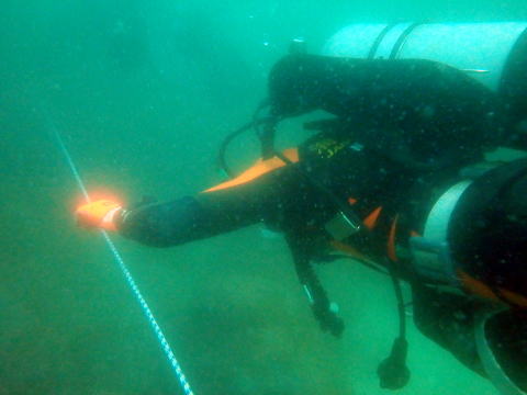 潜水訓練中の潜水士